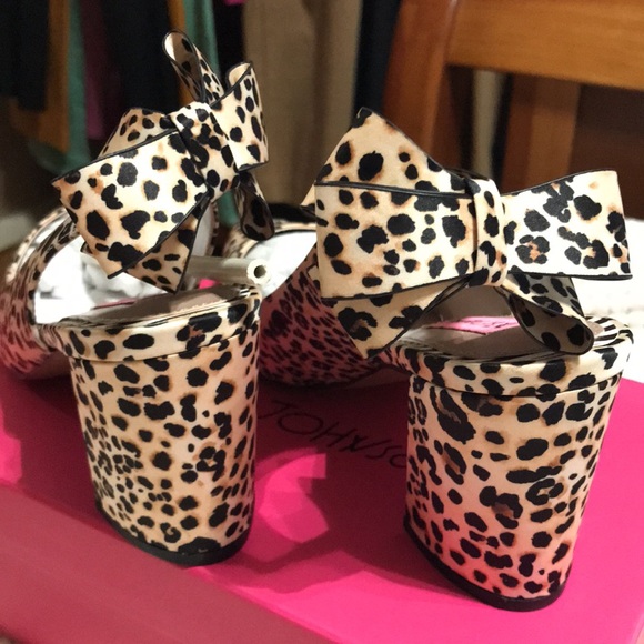 Betsey Johnson sling back animal print heel - Picture 2 of 6